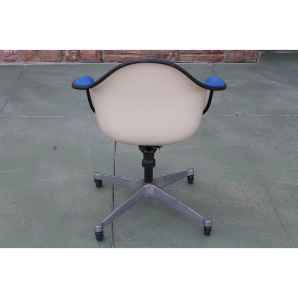 Ray_&_Charles_Eames_Tilt_or_Swivel_Chair slide1