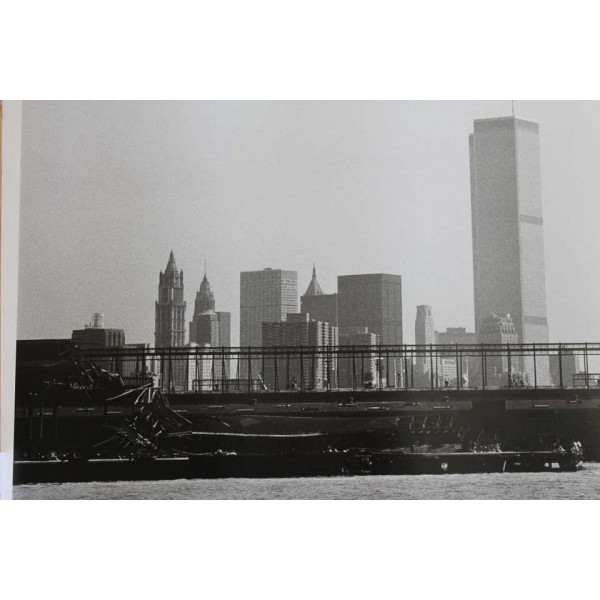 Photo_of_New_York_City_World_Trade_Centers,_1979 slide3