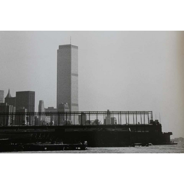 Photo_of_New_York_City_World_Trade_Centers,_1979 slide2
