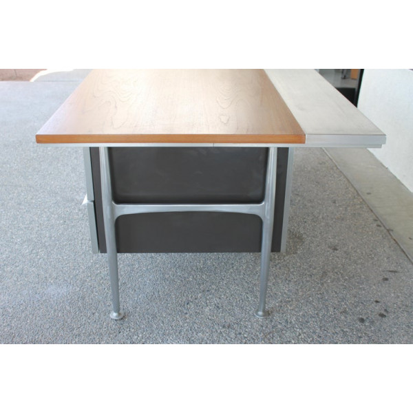 Welton_Becket_Aluminum_and_Wood_Desk_for_Kaiser_Aluminum slide7