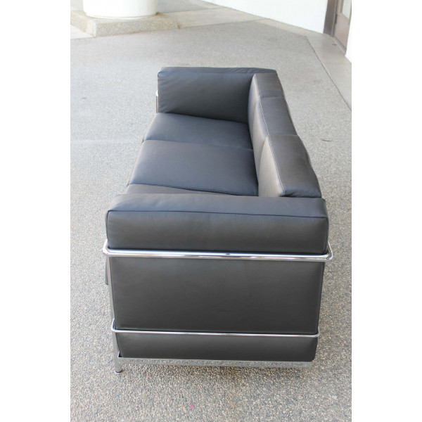 Cassina_LC2_Three_Seat_Sofa_by_Le_Corbusier slide3
